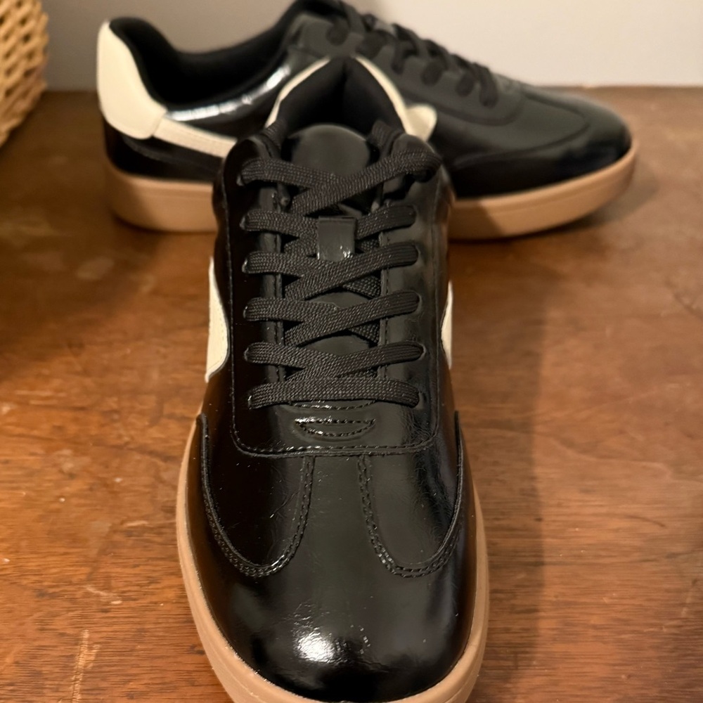DV Women’s Sneakers